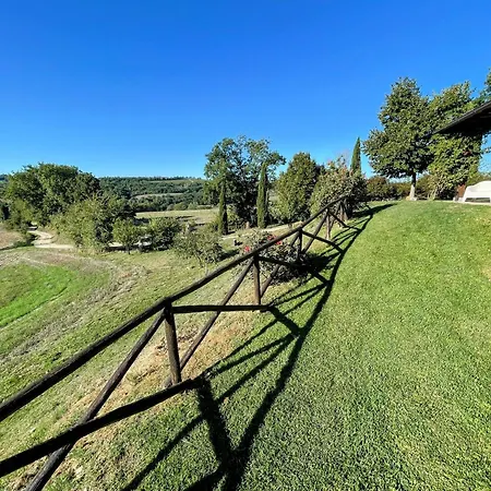 Detached With Games Room, Pool, And Panoramic Views In San Damiano וילה Petroro