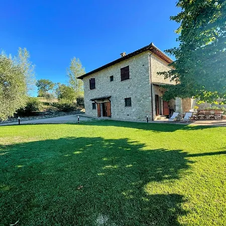 Detached With Games Room, Pool, And Panoramic Views In San Damiano *