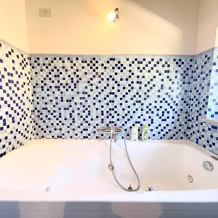 Detached With Games Room, Pool, And Panoramic Views In San Damiano וילה Petroro